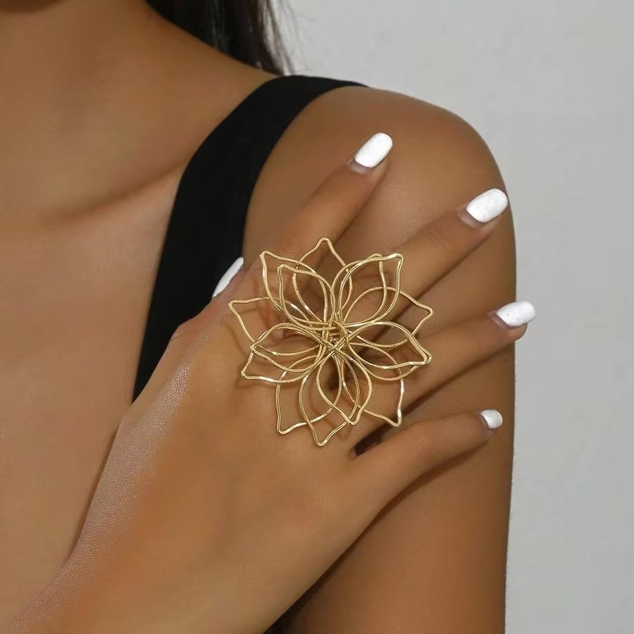 Fashion Gold round Hollow Out Flower Big Ring for Woman Trendy Finger Ring Hip Hop Statement Party Jewelry